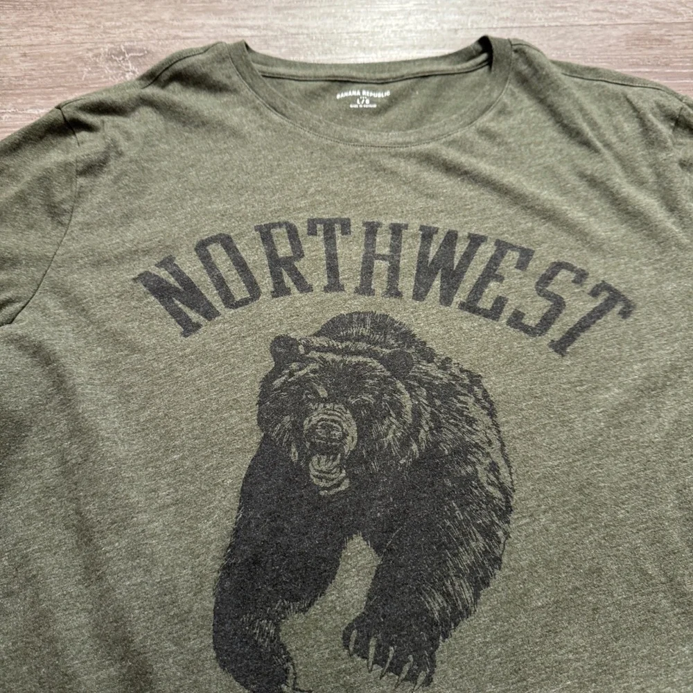 Banana Republic Shirt Mens Large Olive Green Cotton Northwest Bear Gorpcore Tee